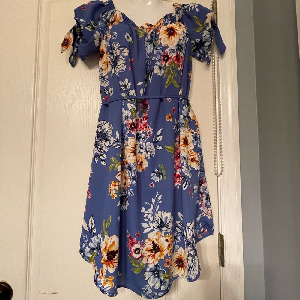 Size M by Rue 21
Blue floral mini/midi dress with scrunchy elastic neckline